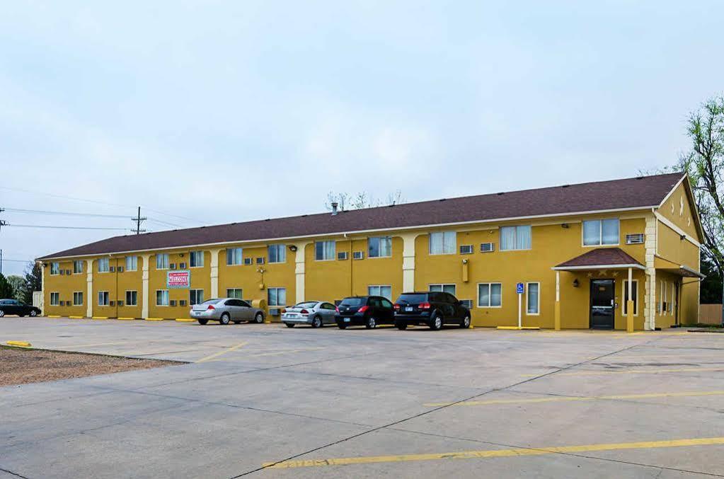 Baymont By Wyndham Hutchinson Hotel Exterior photo