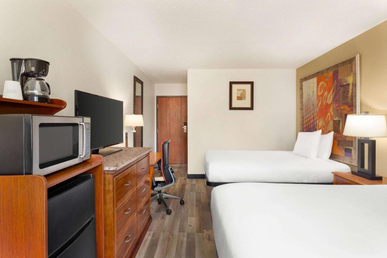 Baymont By Wyndham Hutchinson Hotel Exterior photo