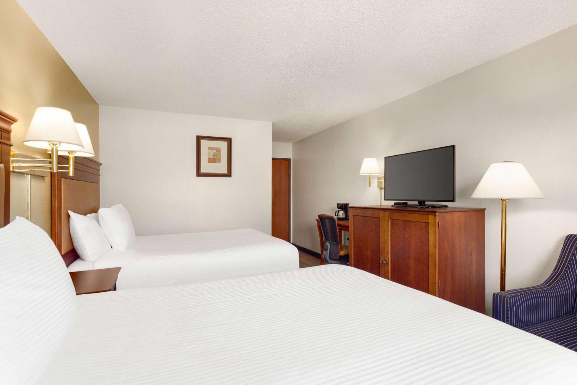 Baymont By Wyndham Hutchinson Hotel Exterior photo